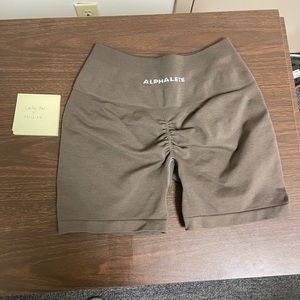 Alphalete Amplify Shorts: Mocha
